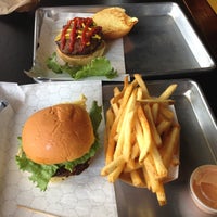 4/29/2013 tarihinde Jennifer S.ziyaretçi tarafından Stuffed Burger'de çekilen fotoğraf