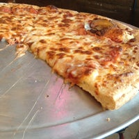9/28/2012 tarihinde Beth S.ziyaretçi tarafından Two Mamas Gourmet Pizzeria'de çekilen fotoğraf