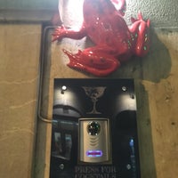 Foto scattata a Red Frog Speakeasy Bar da Ekaterina il 7/21/2017