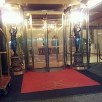 รูปภาพถ่ายที่ The Kimberly Hotel โดย Léa T. เมื่อ 10/2/2012