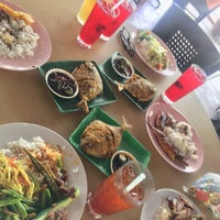 Photo taken at Restoran Manbai Ikan Bakar Pendang by Aiman on 3/10/2018