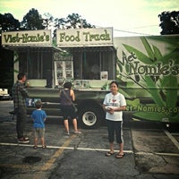 Photo taken at Virginia Highlands Food Truck Wednesdays by Binh S. on 8/21/2013
