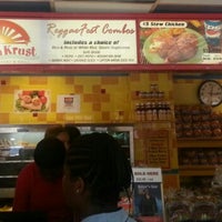 10/5/2012 tarihinde Sean C.ziyaretçi tarafından Golden Krust Caribbean Restaurant'de çekilen fotoğraf