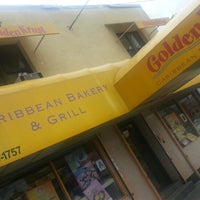 Foto tomada en Golden Krust Caribbean Restaurant  por Sean C. el 11/2/2012