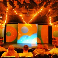รูปภาพถ่ายที่ Theatre 99 โดย Crystal B. เมื่อ 10/12/2012