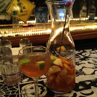 Photo prise au Sangria&amp;#39;s Bar / Grill / Lounge par Olger V. le10/17/2012
