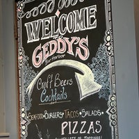 รูปภาพถ่ายที่ Geddy&amp;#39;s Pub โดย Mike M. เมื่อ 5/15/2023