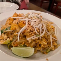 Das Foto wurde bei Sukhothai Restaurant von Aileen M. am 2/23/2023 aufgenommen