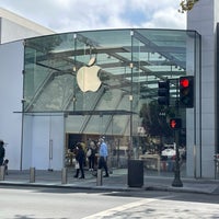 Photo taken at Apple Palo Alto by Ilariia B. on 10/1/2022