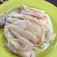 Photo taken at Tian Tian Hainanese Chicken Rice by Vincent T. on 12/3/2014