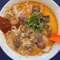 Photo taken at Sungei Road Laksa by Vincent T. on 5/6/2022