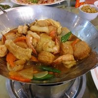 Photo taken at Hwa Yen Restaurant by Bertha S. on 11/15/2014
