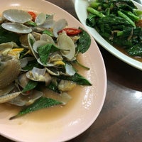 Photo taken at นายทอง ข้าวต้มกุ๊ย อาหารตามสั่ง by Lalinee K. on 12/27/2017
