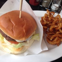 Foto tirada no(a) Yaletown Burgers &amp; Bar por Fiona em 6/1/2014
