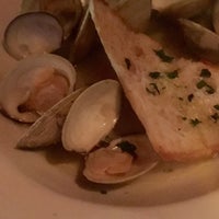 Foto diambil di Mahi Mah&amp;#39;s Seafood Restaurant oleh Mónica C. pada 7/15/2016