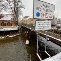 Foto diambil di Užupio tiltas | Užupis bridge oleh Victor D. pada 12/6/2021