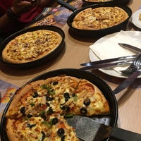 Photo taken at Pizza Hut by Farri S. on 10/10/2017