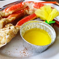Foto scattata a Captain James Landing - Restaurant and Crab House da Alyssa. il 8/11/2022
