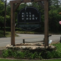 Foto scattata a Mill River Winery da Kip D. il 6/8/2013