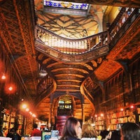 Das Foto wurde bei Livraria Lello von Elina am 7/12/2013 aufgenommen