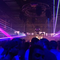 Das Foto wurde bei Axis Nightclub &amp;amp; Lounge von Tim am 5/7/2017 aufgenommen