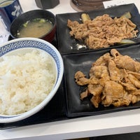 Photo taken at Yoshinoya by しろミニッツ on 11/20/2020