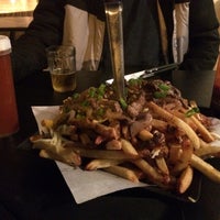 Снимок сделан в Canuck&amp;#39;s Poutinerie пользователем Rê .. 11/5/2016