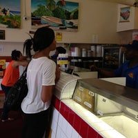 6/23/2013 tarihinde Saraziyaretçi tarafından Golden Krust Caribbean Restaurant'de çekilen fotoğraf