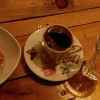 รูปภาพถ่ายที่ GökçeMadaM Sanatevi &amp;amp;Cafe โดย Halil K. เมื่อ 2/2/2017