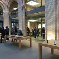 Photo taken at Apple Covent Garden by Grant D. on 3/5/2016