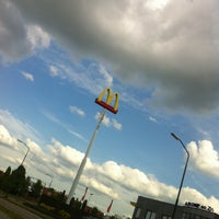 รูปภาพถ่ายที่ McDonald&amp;#39;s โดย M!eke เมื่อ 5/15/2013