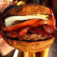 รูปภาพถ่ายที่ Burger Me โดย Daniel Eran D. เมื่อ 12/13/2013