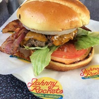 Photo taken at Johnny Rockets by Daniel Eran D. on 5/18/2014