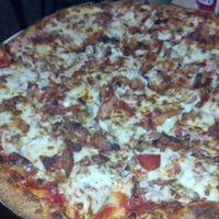 Foto scattata a Bellacino&#39;s Pizza &amp; Grinders da Kimberly W. il 1/27/2013