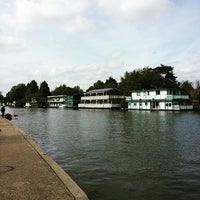 Photo taken at Molesey Lock by Lluis on 5/10/2015