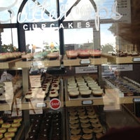 รูปภาพถ่ายที่ Buttercups Cupcakes โดย Laura L. เมื่อ 10/13/2012