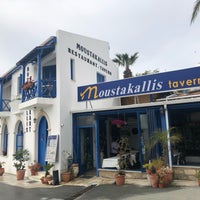 Foto tirada no(a) Moustakallis Tavern por Anna T. em 4/16/2019