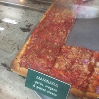 Foto scattata a Krispy Pizza - Brooklyn da Juan C. il 8/27/2017