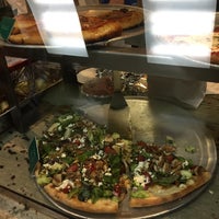รูปภาพถ่ายที่ Krispy Pizza - Brooklyn โดย Juan C. เมื่อ 3/10/2017
