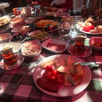 Foto scattata a Kalender Tepe Restaurant da Vijdan G. il 6/26/2022