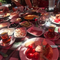 รูปภาพถ่ายที่ Kalender Tepe Restaurant โดย Vijdan G. เมื่อ 6/26/2022