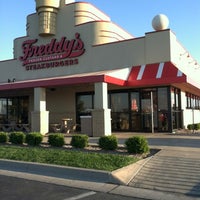 รูปภาพถ่ายที่ Freddy&#39;s Frozen Custard โดย Dale Gribble เมื่อ 10/7/2012