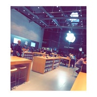 Photo taken at Apple Store by nigini e. on 2/15/2018