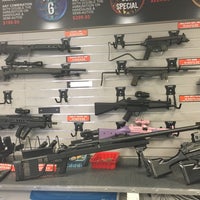 8/21/2016에 Luis M.님이 The Gun Store에서 찍은 사진