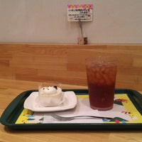 Photo taken at MOS Burger by Mayumin-Hime on 8/4/2016