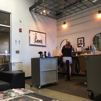 8/19/2017 tarihinde Melissa B.ziyaretçi tarafından Lew&amp;#39;s Barbershop'de çekilen fotoğraf