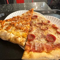9/18/2023 tarihinde Tanner S.ziyaretçi tarafından Ray&amp;#39;s Pizza'de çekilen fotoğraf