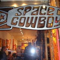 Photo prise au Space Cowboy Boots par Space Cowboy Boots le7/14/2014