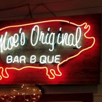 Foto tomada en Moe&amp;#39;s Original Bar B Que  por Scott F. el 4/19/2017