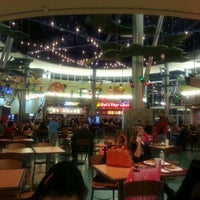 Foto tomada en Eastgate Mall  por Rick F. el 12/23/2012